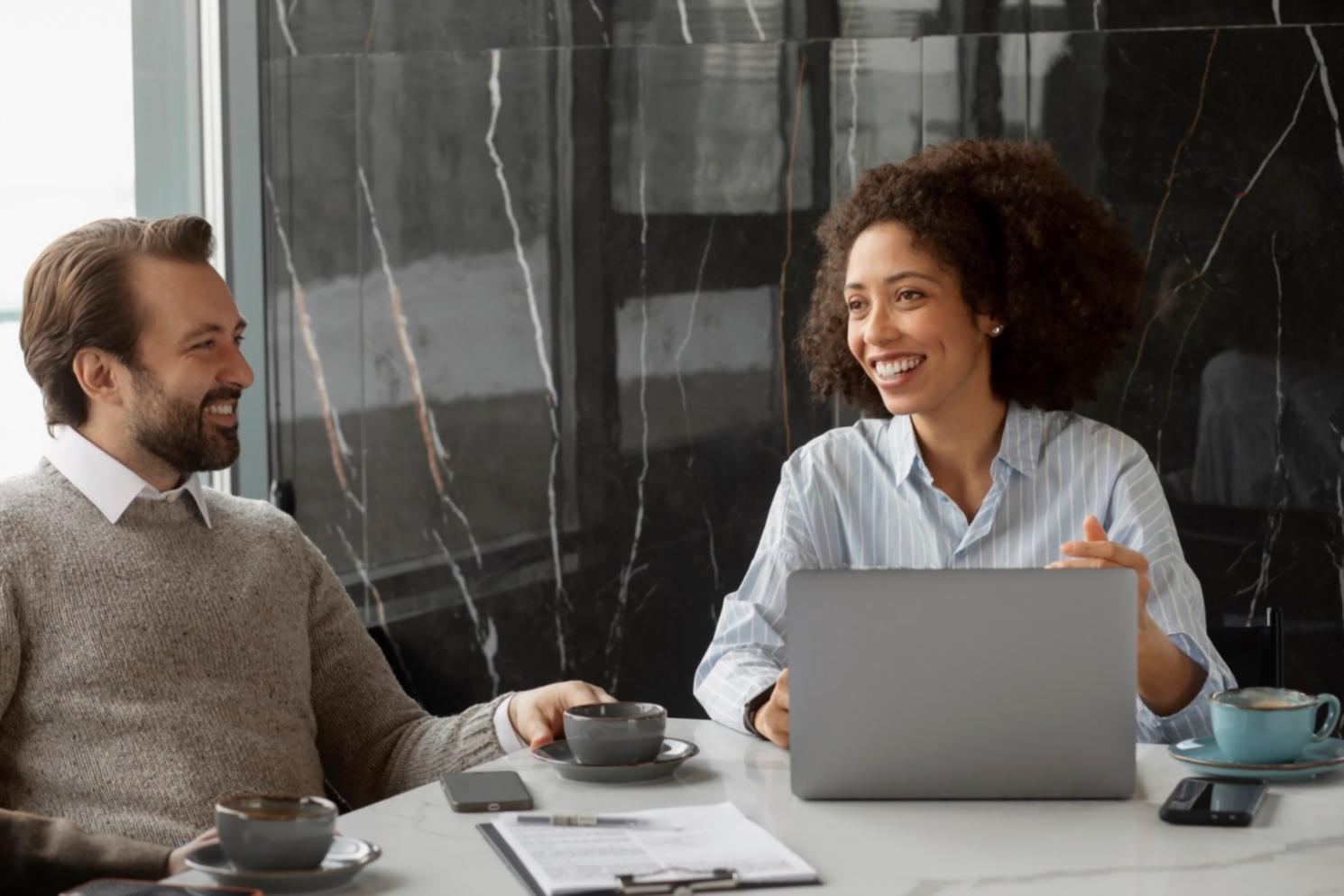 Entorno de trabajo profesional con análisis de datos financieros