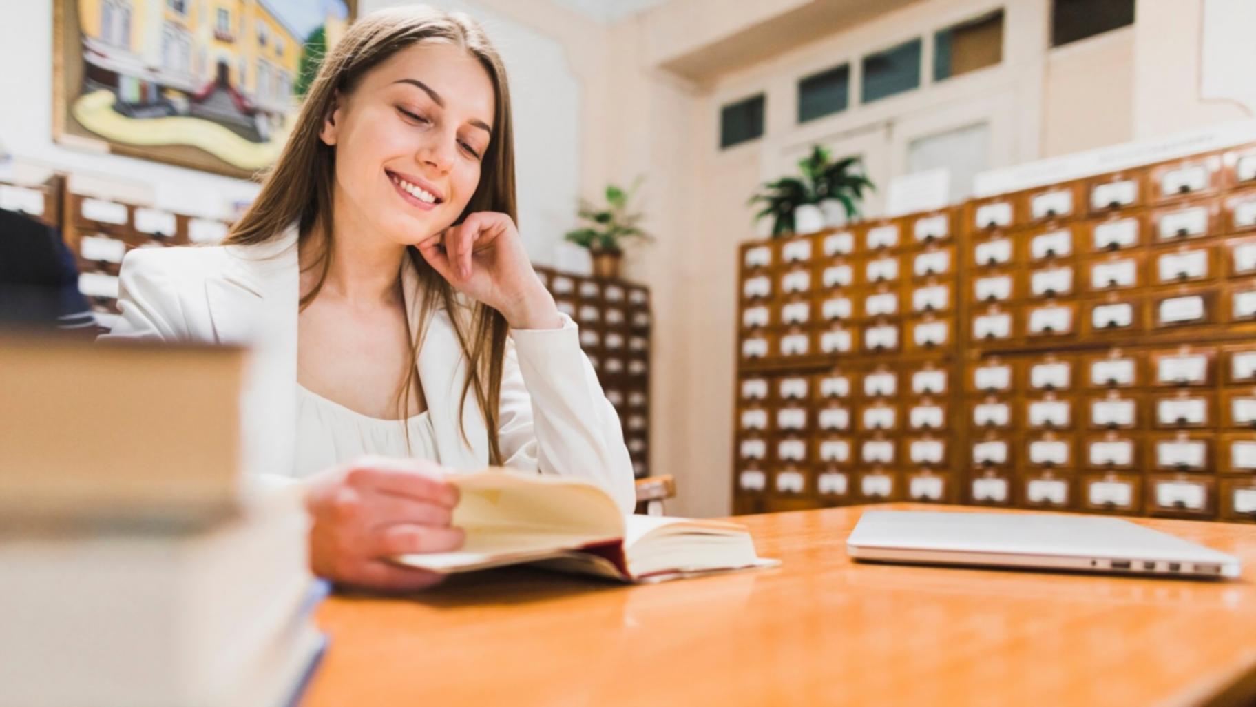 Análisis financiero profesional con documentos y gráficos