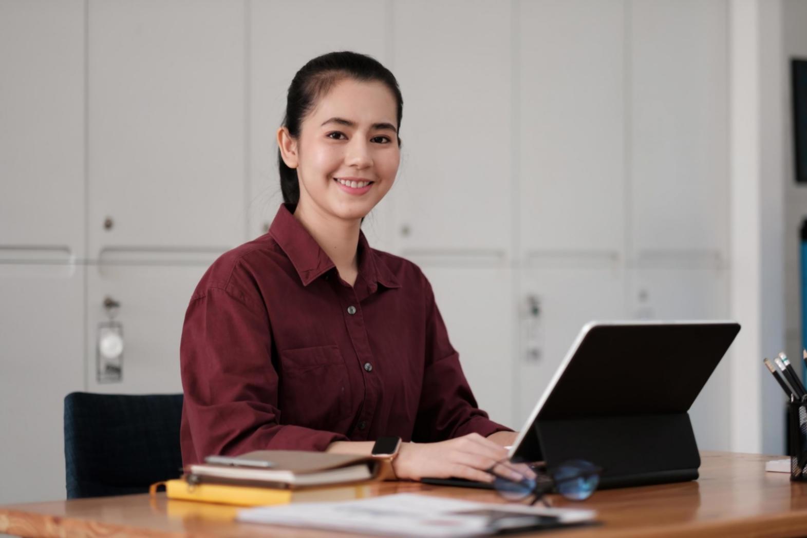 Documentos financieros y gráficos sobre escritorio