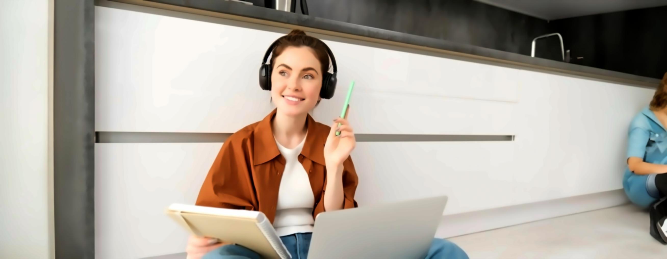 Estudiante analizando documentos financieros