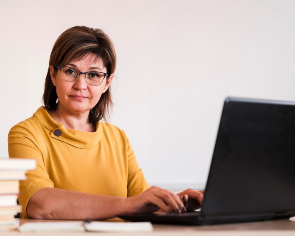 Equipo de Orvenysithal trabajando en análisis financiero