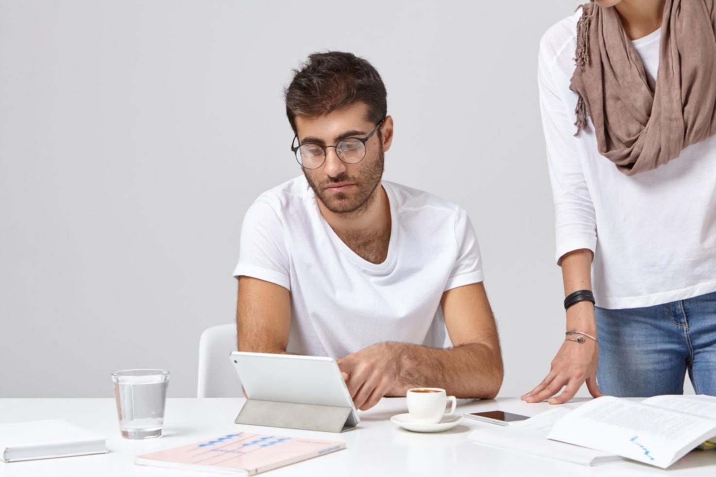 Equipo de analistas financieros trabajando con datos de mercado